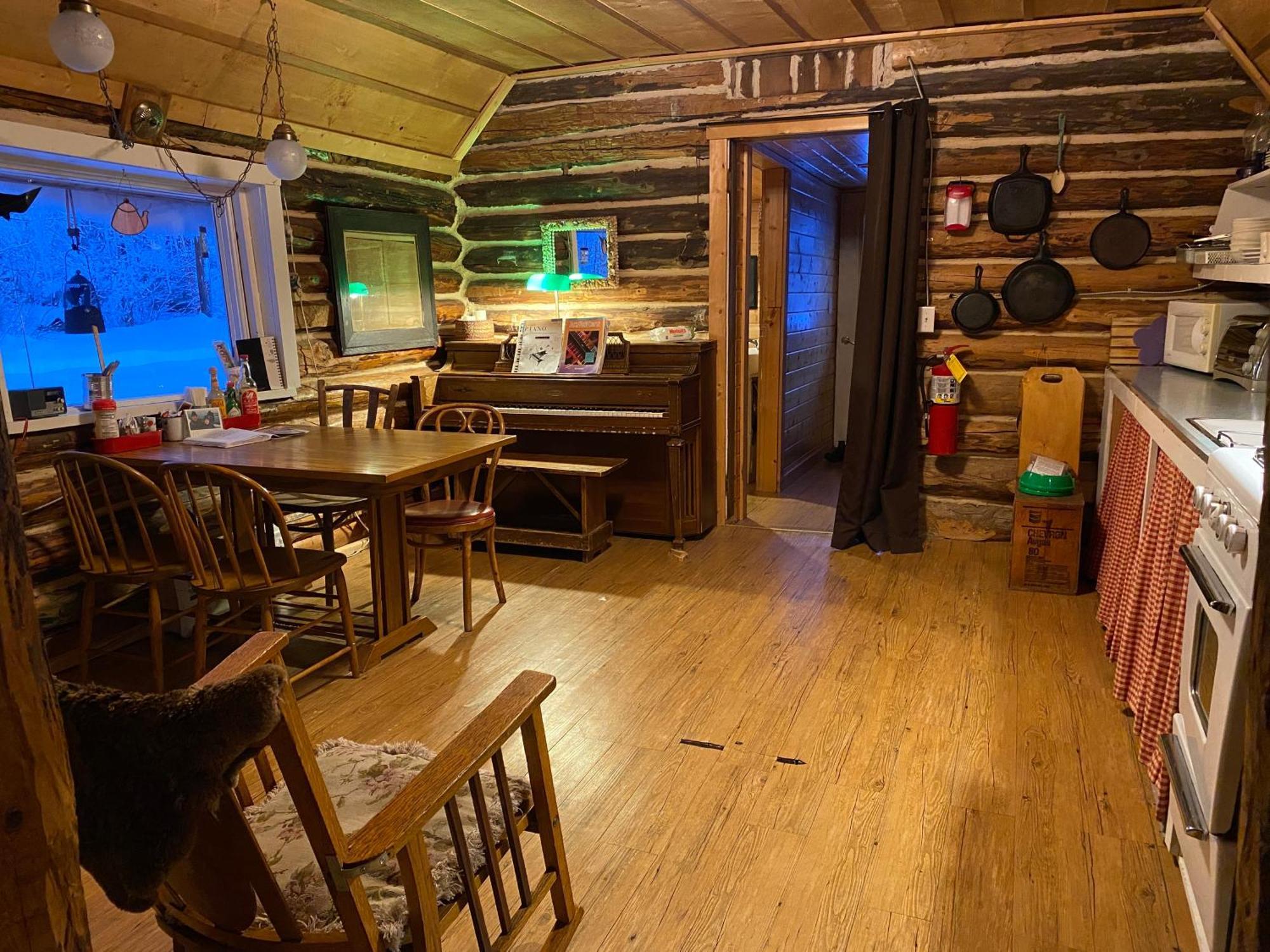 Trapper John's Cabin & *